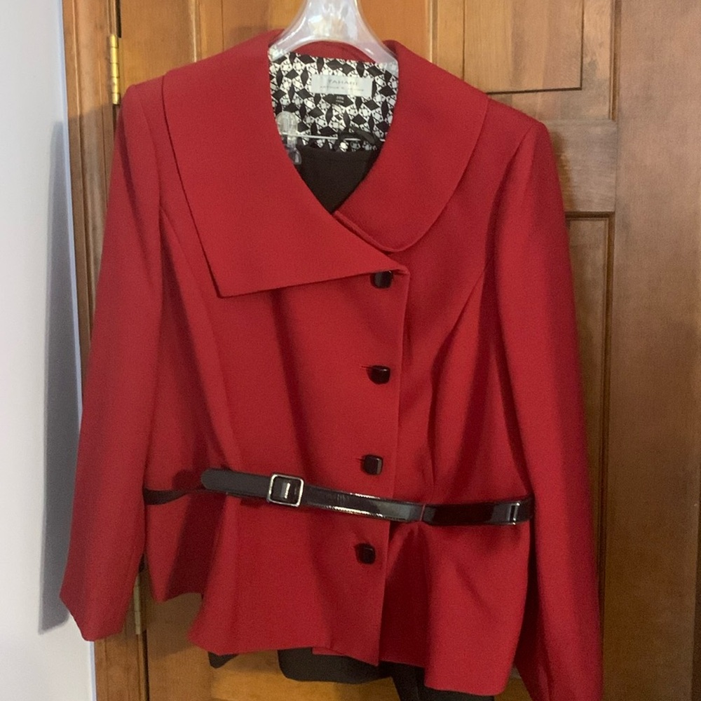 NWOT Gorgeous vintage patent leather belted Tahari suit
